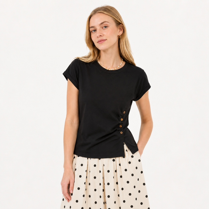 Stilren dame t-skjorte med korte ermer og rund hals. Figurnær sommertopp med elegante kontrastknapper, klassisk.