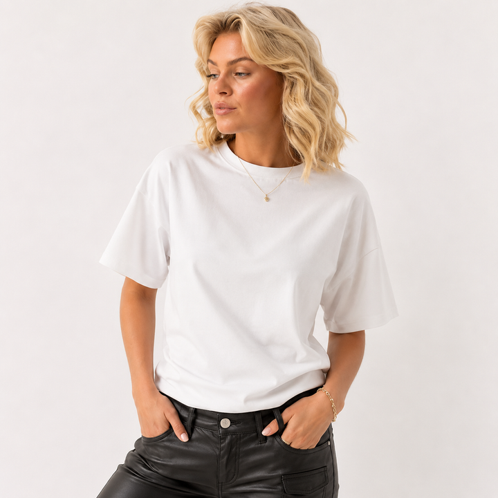 Dame cropped t-skjorte i figurnær passform. Trendy streetwear topp med rund hals, perfekt for sommer & fritid.