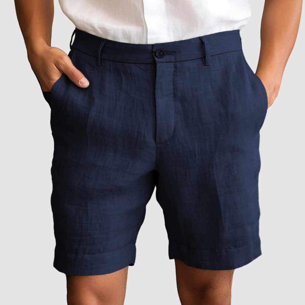 Herre på tur iført casual shorts. Komfortable og pustende sommershorts for aktive fritidsdager.