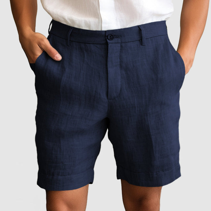 Herre på tur iført casual shorts. Komfortable og pustende sommershorts for aktive fritidsdager.