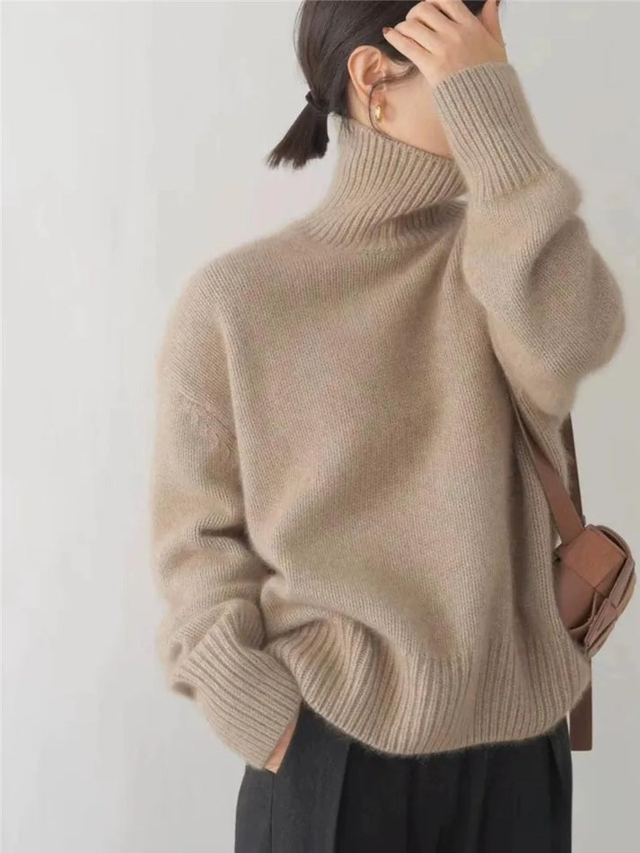 Myk, strikket damegenser i premium cashmere med stilfull høy hals. Elegant og komfortabel hverdagsmote.