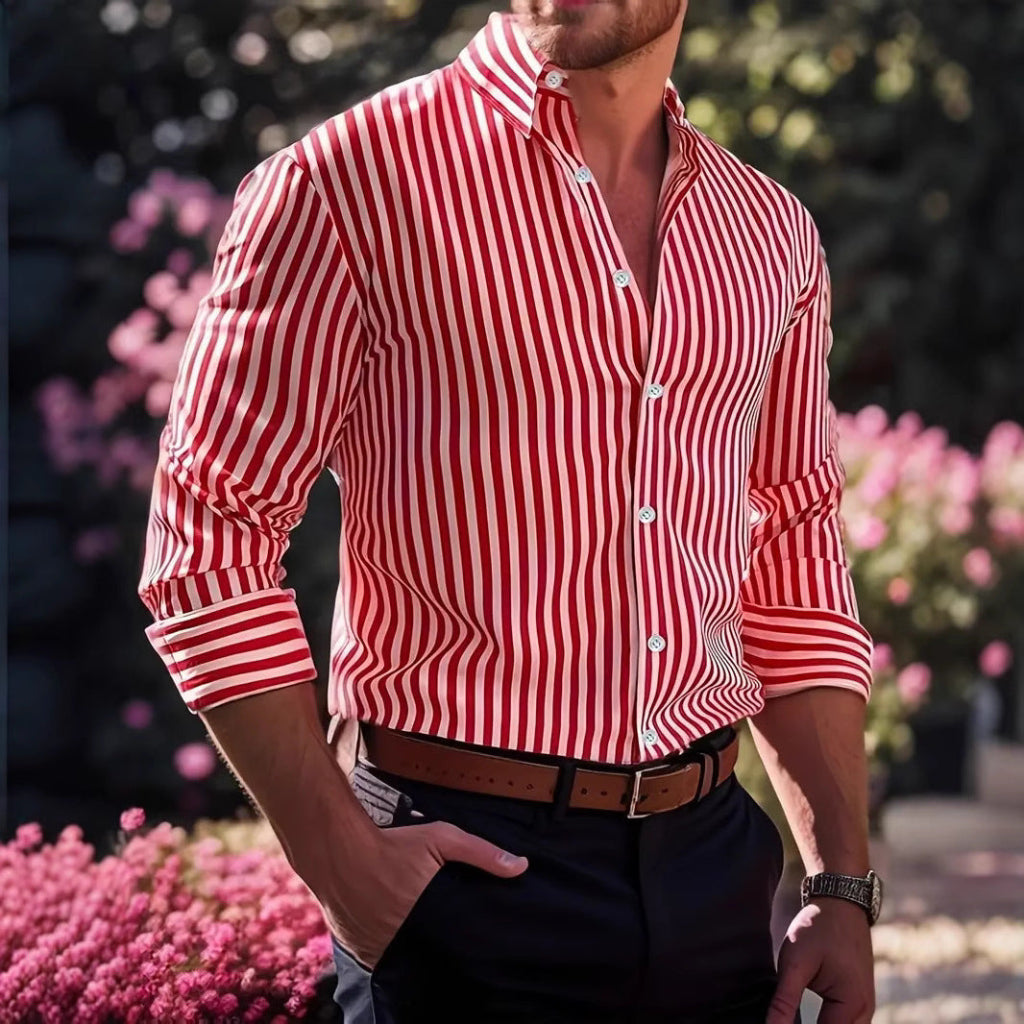 Langermet stripete herreskjorte i rød og hvit med krage og knapper. Ideell for kontor og smart casual stil.