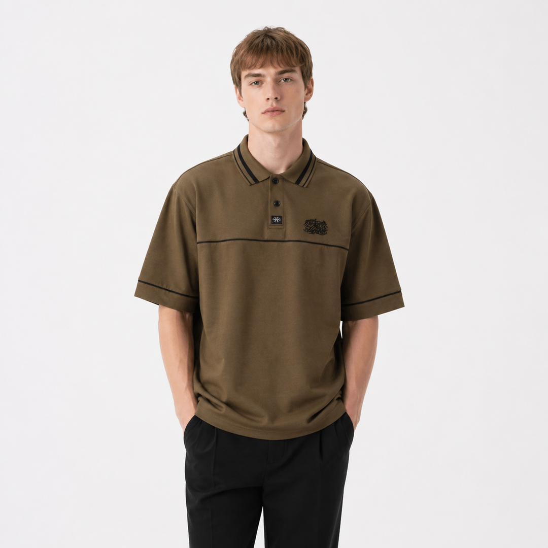 Casual herre polo t-skjorte, brodert med urban streetwear design. Løs passform, ideell for moderne sommerskjorter.