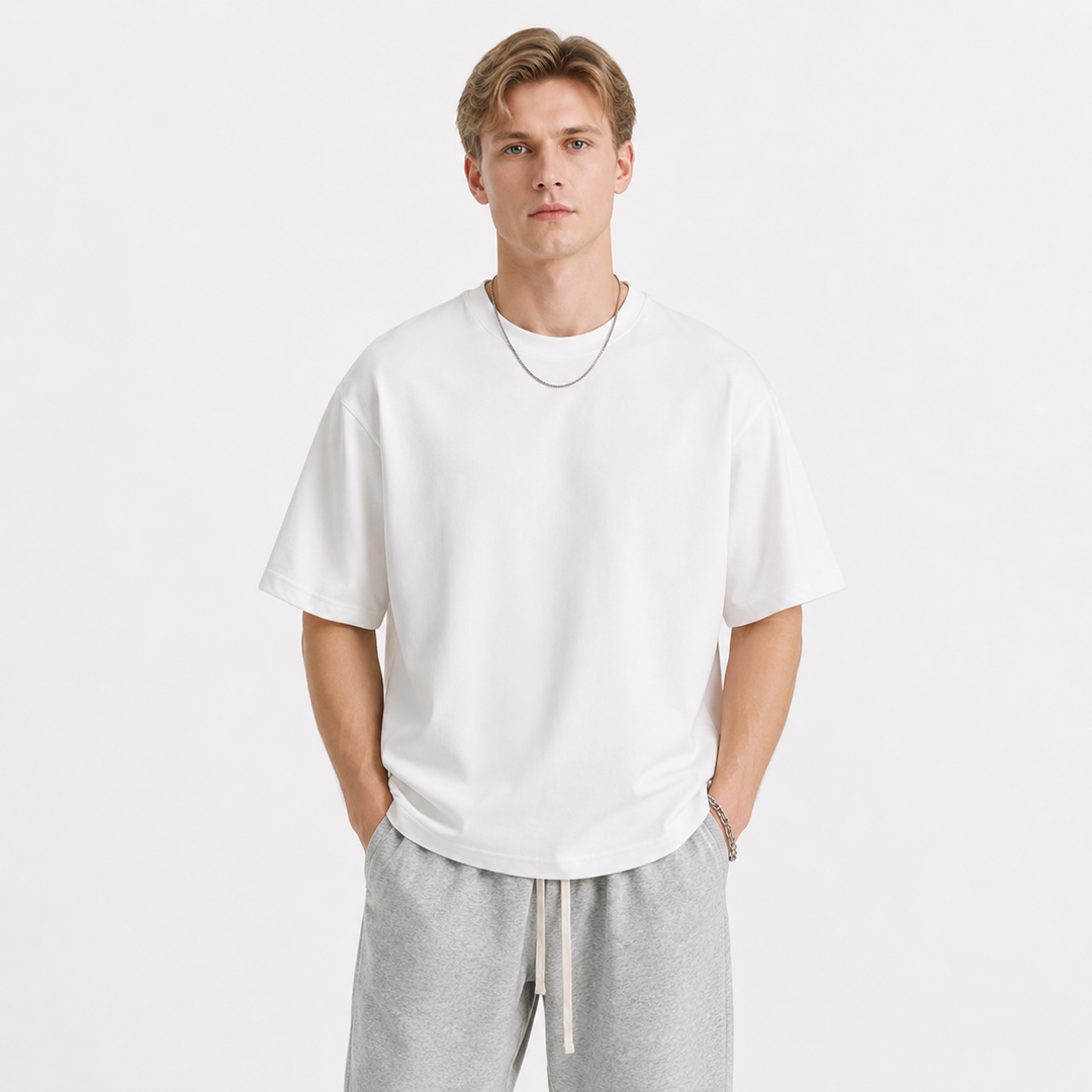 Hvit herre oversized t-skjorte med brodert fiskemotiv. Myk kortermet t-skjorte for streetwear og avslappet sommerstil.