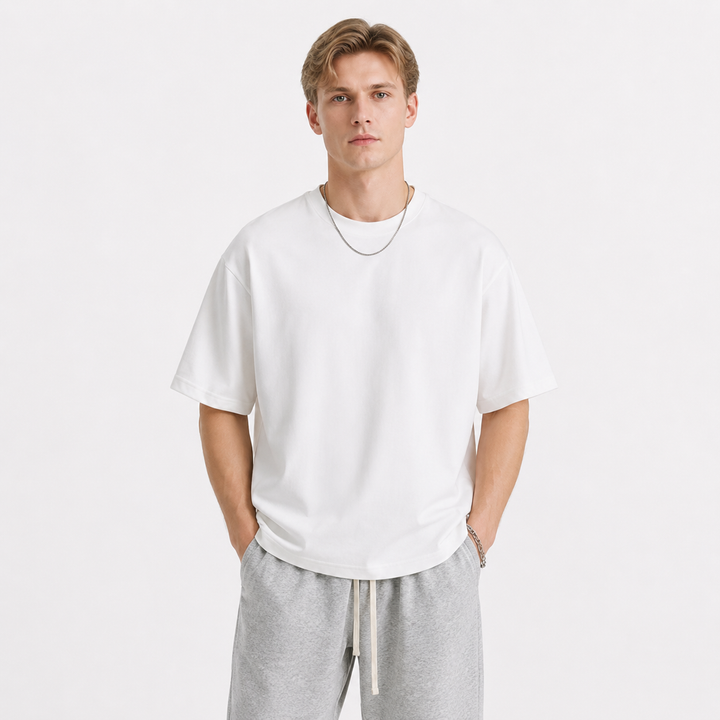 Hvit herre oversized t-skjorte med brodert fiskemotiv. Myk kortermet t-skjorte for streetwear og avslappet sommerstil.