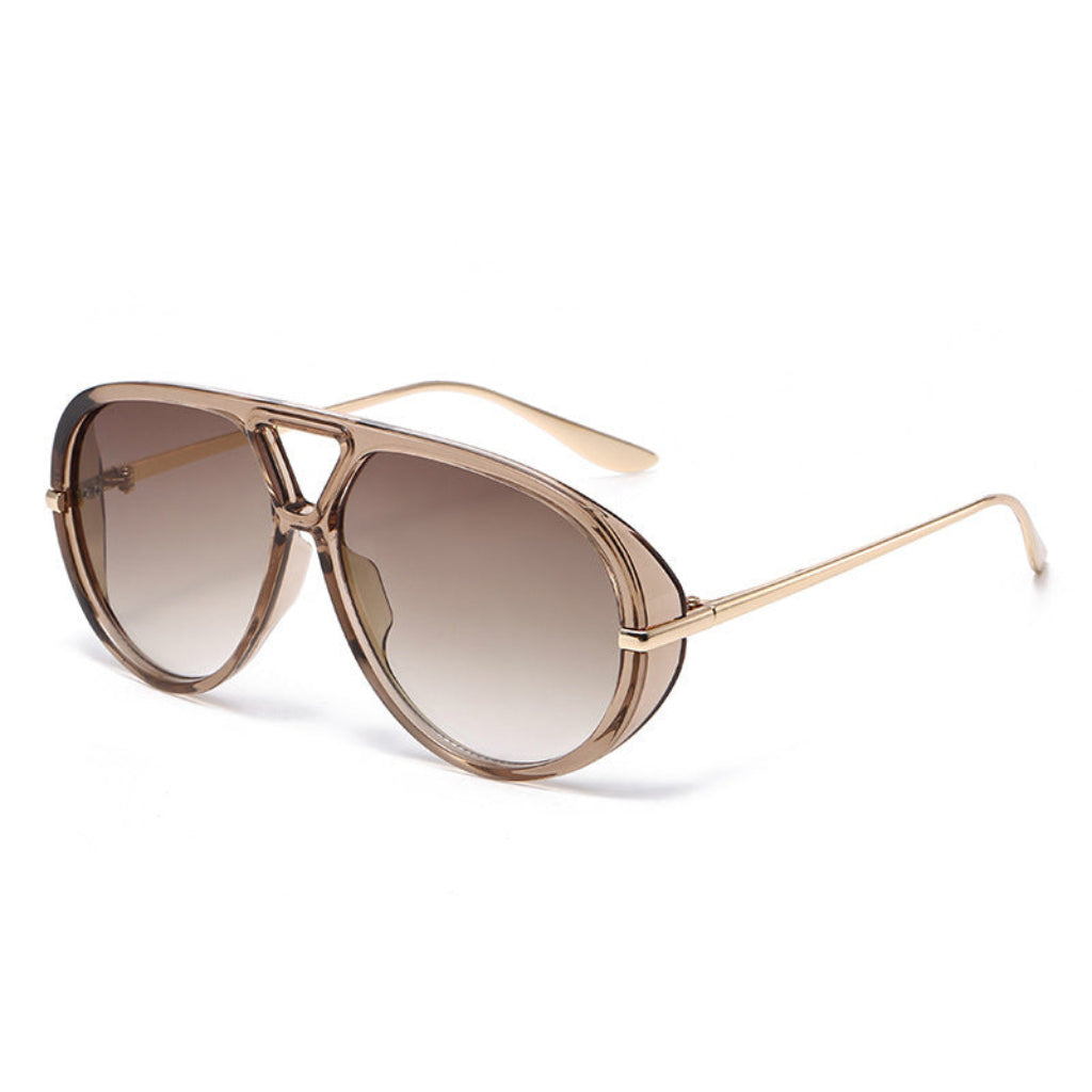 Klassiske oversized motesolbriller med robust plast/metallramme. Essensielt sommer tilbehør.