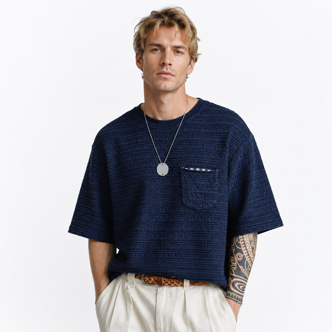 Marineblå strikket jacquard herre t-skjorte med retro design, perfekt for en casual og stilfull sommer.