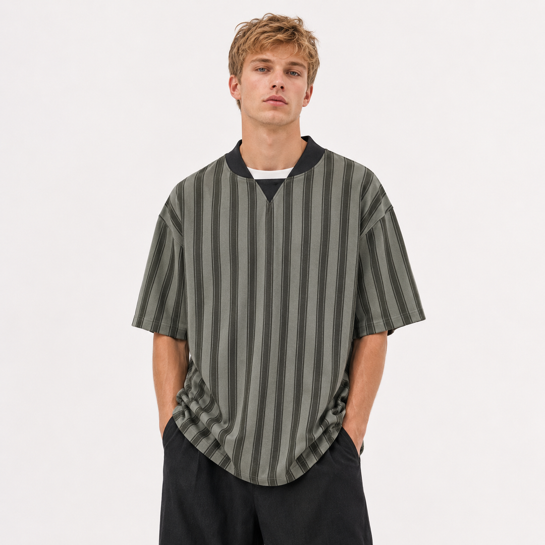 Trendy herre t-skjorte med baseballkrage og moderne striper. Allsidig plagg for motebevisste menn og fritid.
