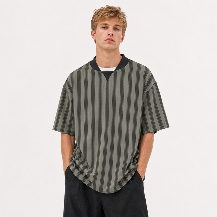 Trendy herre t-skjorte med baseballkrage og moderne striper. Allsidig plagg for motebevisste menn og fritid.