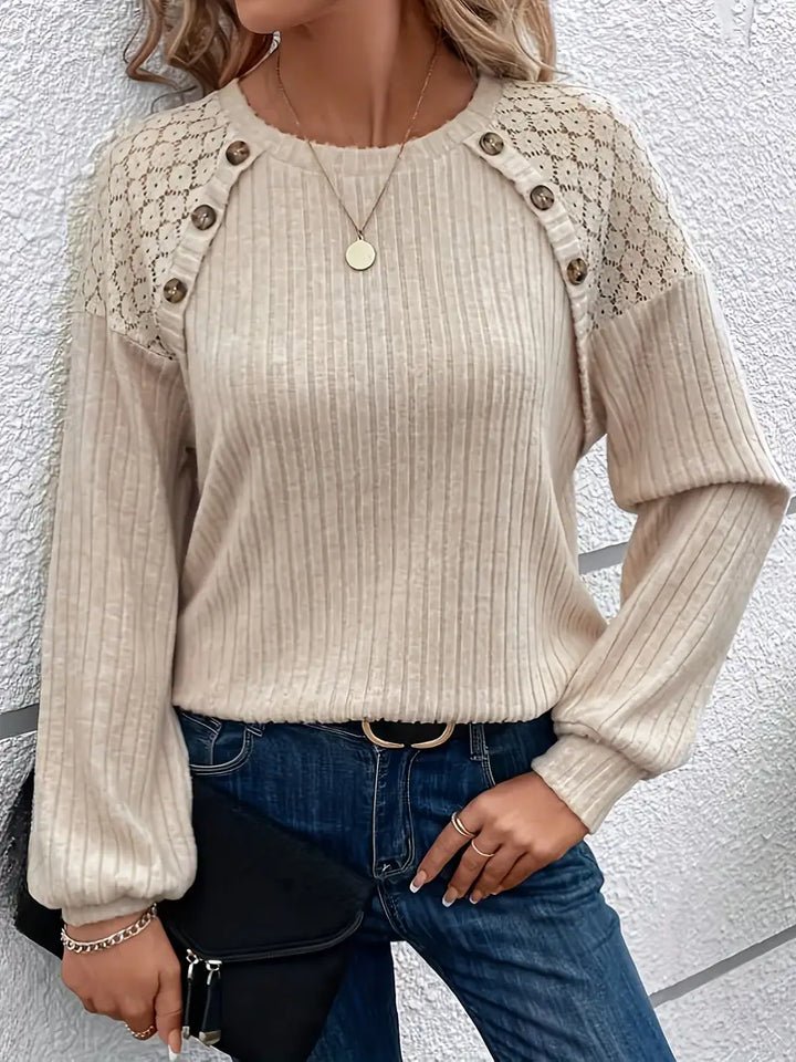 Klassisk dame langermet t-skjorte med rund hals, perfekt som basisplagg eller elegant fritidsklær.