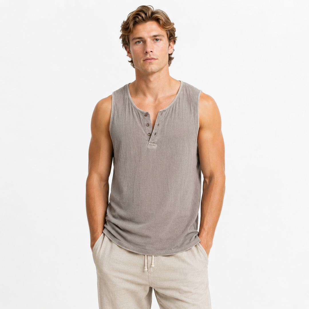 Komfortabel herre sommer vest, pustende stoff. Retro ermeløs topp med løs passform for varme dager.