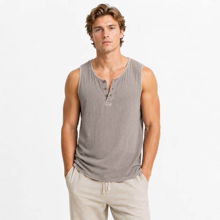 Komfortabel herre sommer vest, pustende stoff. Retro ermeløs topp med løs passform for varme dager.