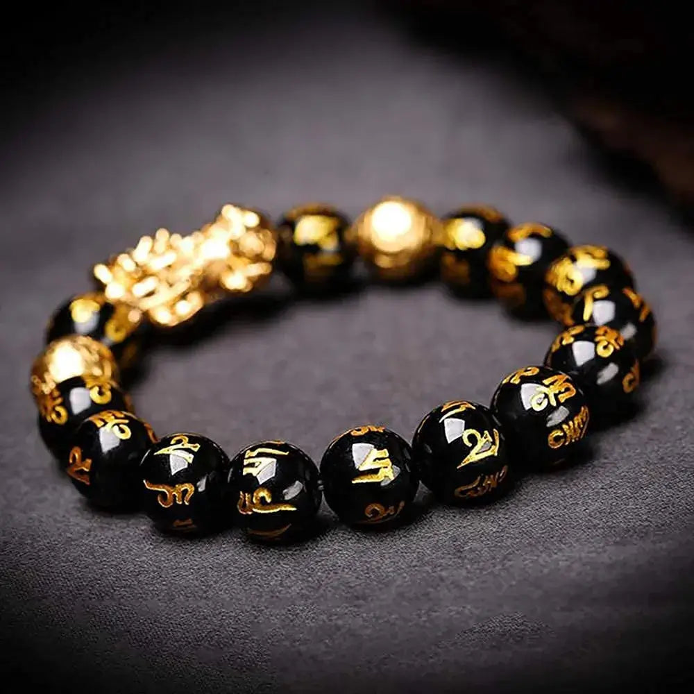 Svart obsidian armbånd med Pi Xiu-symbol, kjent for å tiltrekke lykke og velstand.