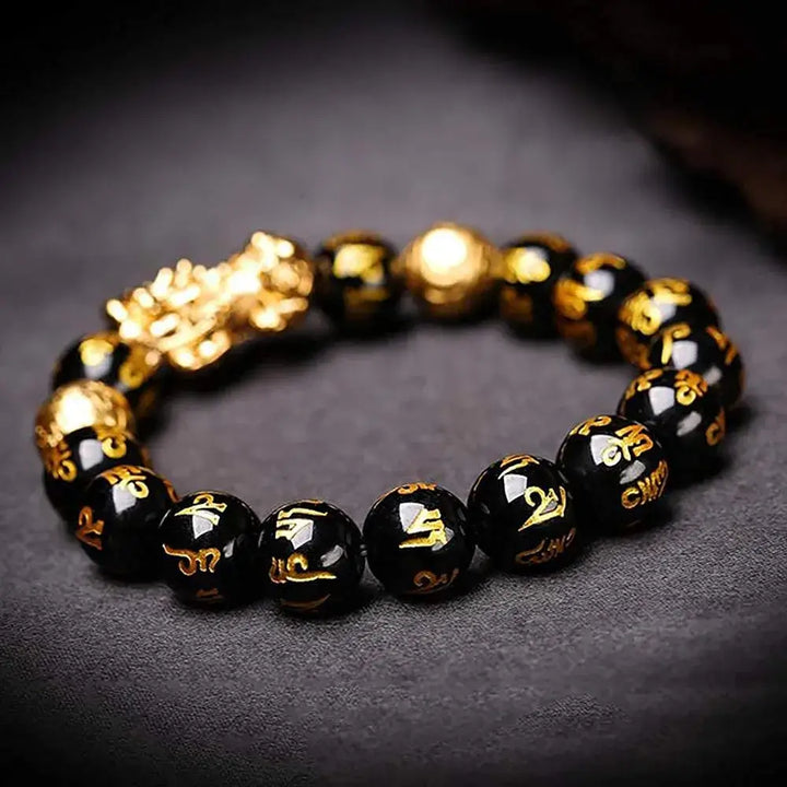 Svart obsidian armbånd med Pi Xiu-symbol, kjent for å tiltrekke lykke og velstand.