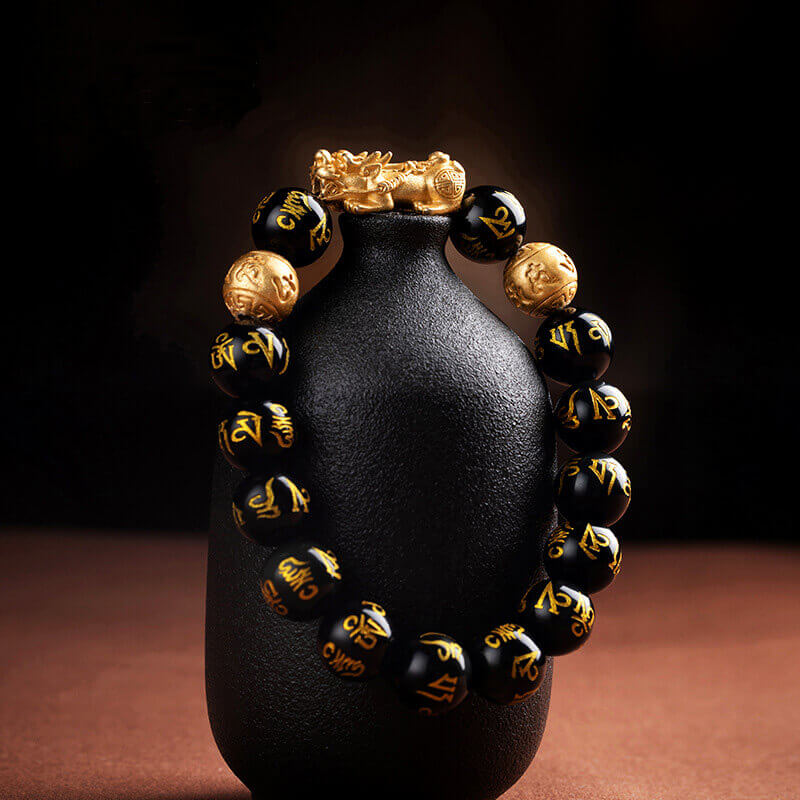 Polert svart obsidian armbånd, et kraftfullt Feng Shui smykke for rikdom.