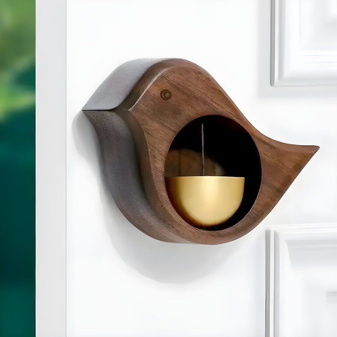 Elegant dørklokke i valnøttre fra Aura. Perfekt hjemmedekor for et varmt inngangsparti.