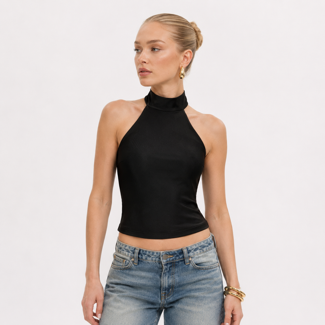 Elegant hvit halterneck crop topp for dame, med ryggløs design og ståkrage. Slim fit sommer festtopp.