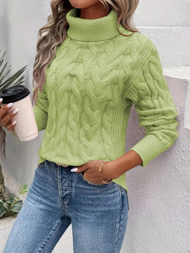 Høy turtleneck på en komfortabel kvinnegenser med intrikat kabelstrikk, som holder deg varm i kulden.