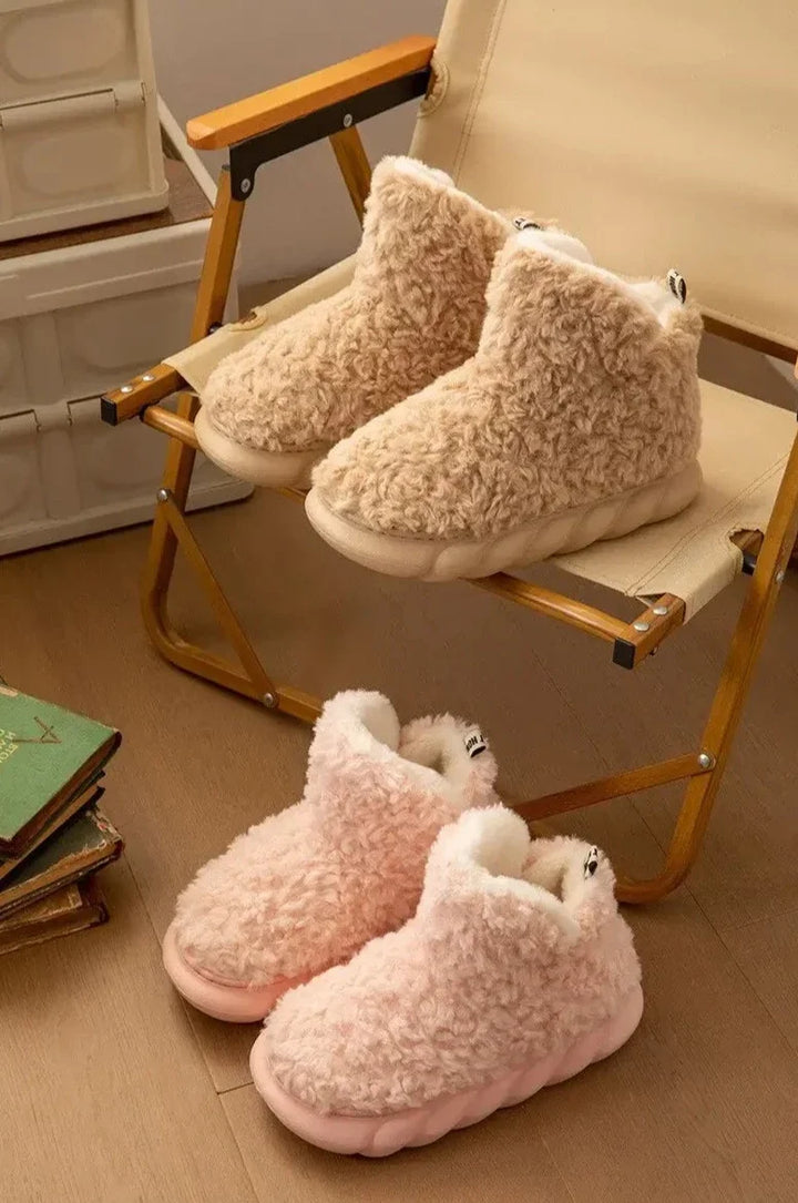 Myke fleecesko for en koselig vinter. Varme tøfler og komfortable vintersko i ett design.