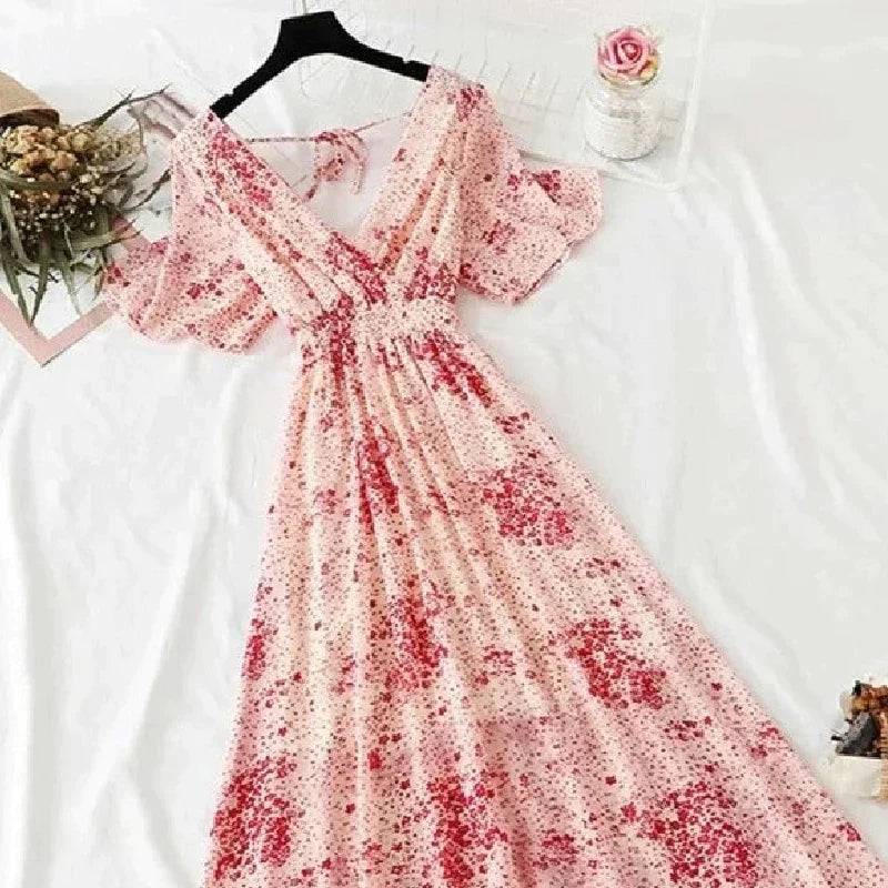 Vårfrisk elegant midikjole med nydelig blomstermønster og kappeermer i lett chiffon.