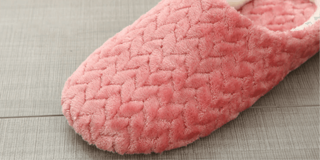 Nærbilde av såle på sklisikre innetøfler for kvinner, med myk memoryfoam for ekstra komfort og grep.
