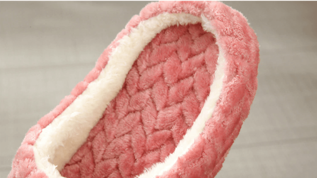 Koselige, myke fleecetøfler for kvinner, med memoryfoam for ekstra komfort og varme hjemme.