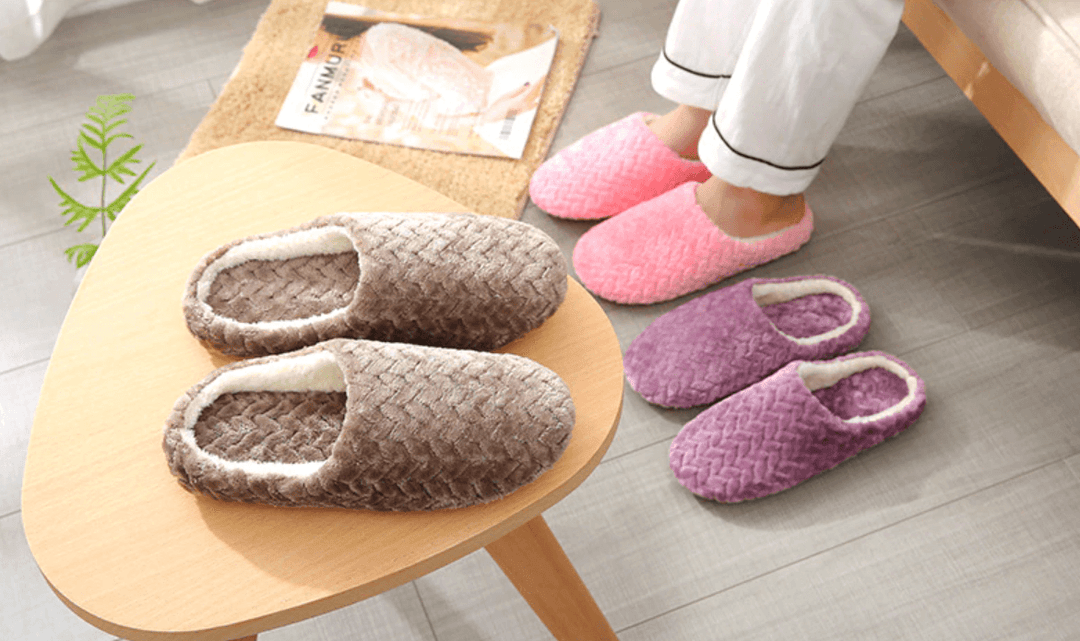 Komfortable dametøfler med myk fleece og memoryfoam såle, sett fra siden, perfekt for avslapning.