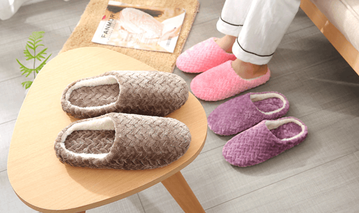 Komfortable dametøfler med myk fleece og memoryfoam såle, sett fra siden, perfekt for avslapning.