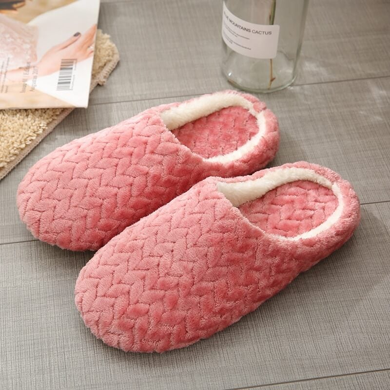 Luksuriøse dametøfler med myk fleece og støttende memoryfoam, perfekt for avslapning hjemme.