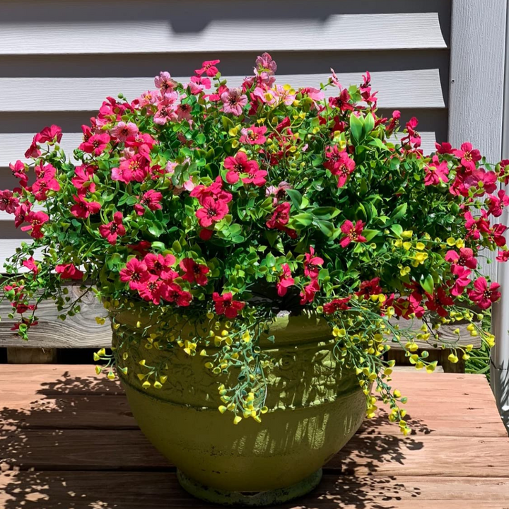 Slitesterke kunstige blomster, perfekte for utendørs dekor. Tåler vær og vind, evigvarende.