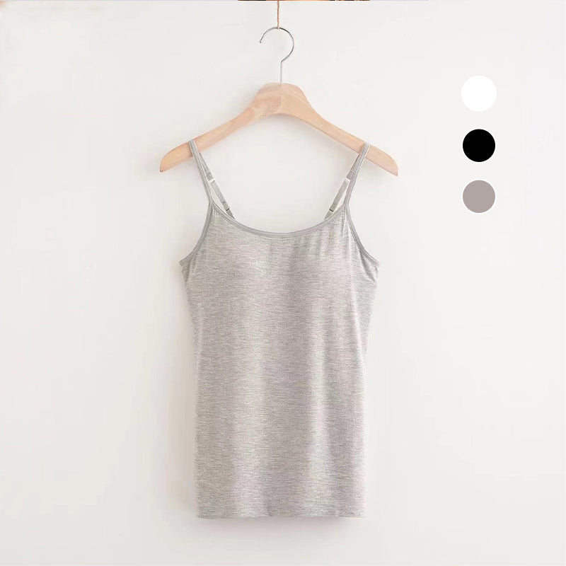 Hvit løstsittende tank top for damer med integrert BH. Ideell som underplagg eller sommerplagg.