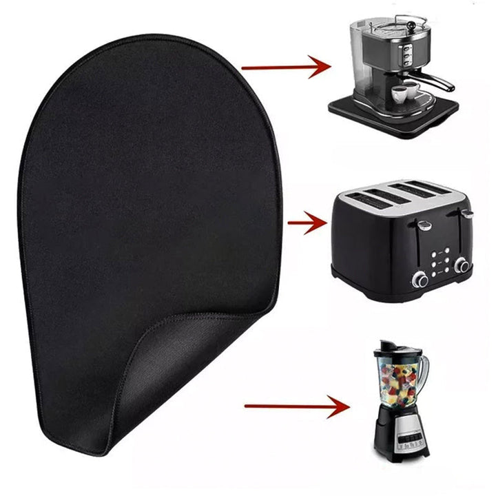 Svart glidematte under kjøkkenmaskin, perfekt for KitchenAid og andre stativmiksere.