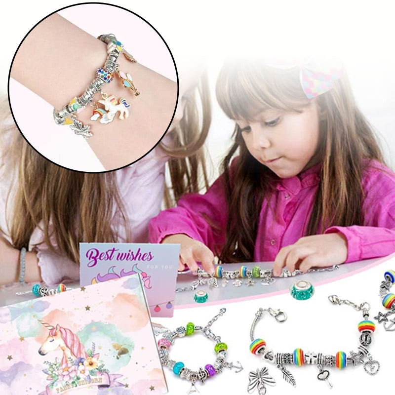 Jenters sjarmarmbåndssett med fargerike perler, anheng og verktøy for kreative DIY-smykker.