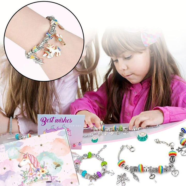 Jenters sjarmarmbåndssett med fargerike perler, anheng og verktøy for kreative DIY-smykker.