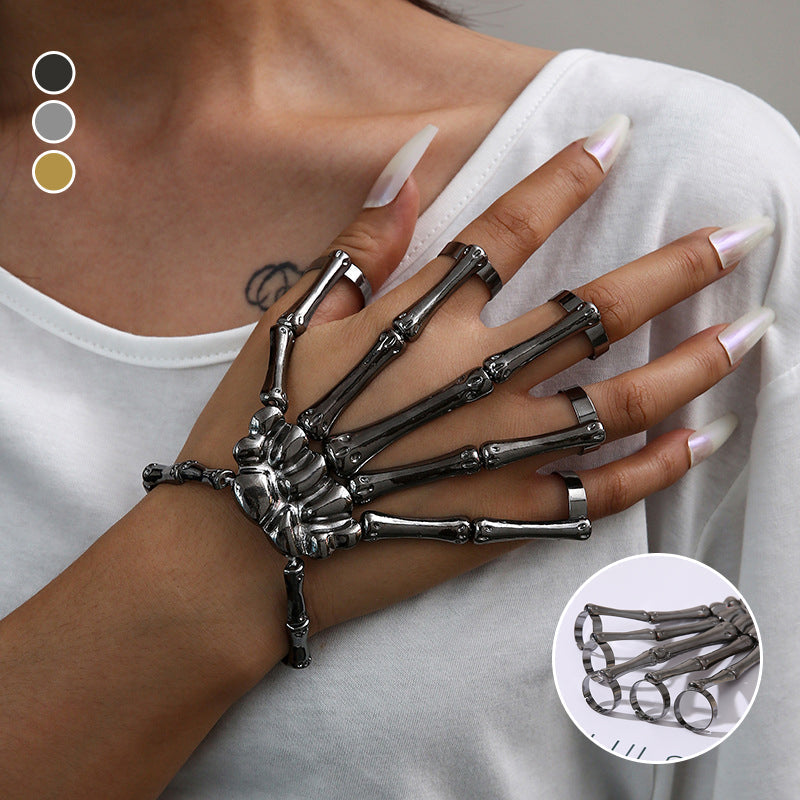 Armbånd med metallskaller på håndleddet. Unisex punk/gotisk tilbehør for en personlig stil.