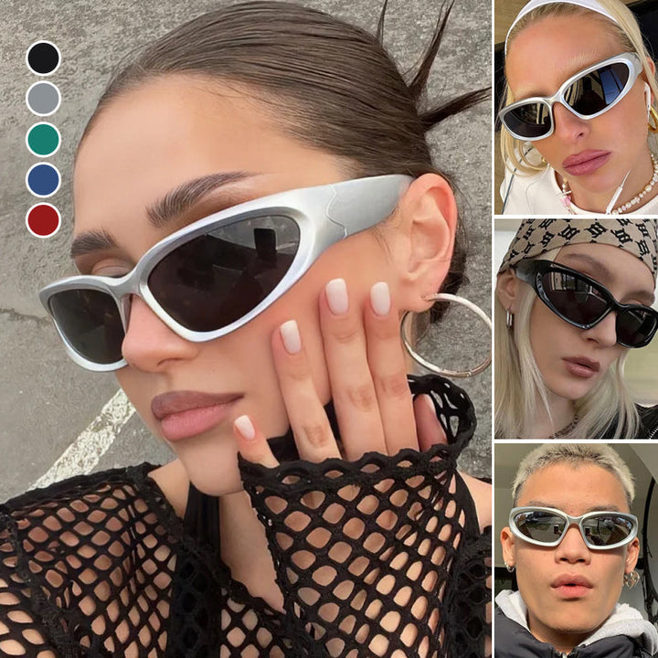 Nærbilde av Y2K unisex solbriller med glatt, blank ramme og mørke glass.