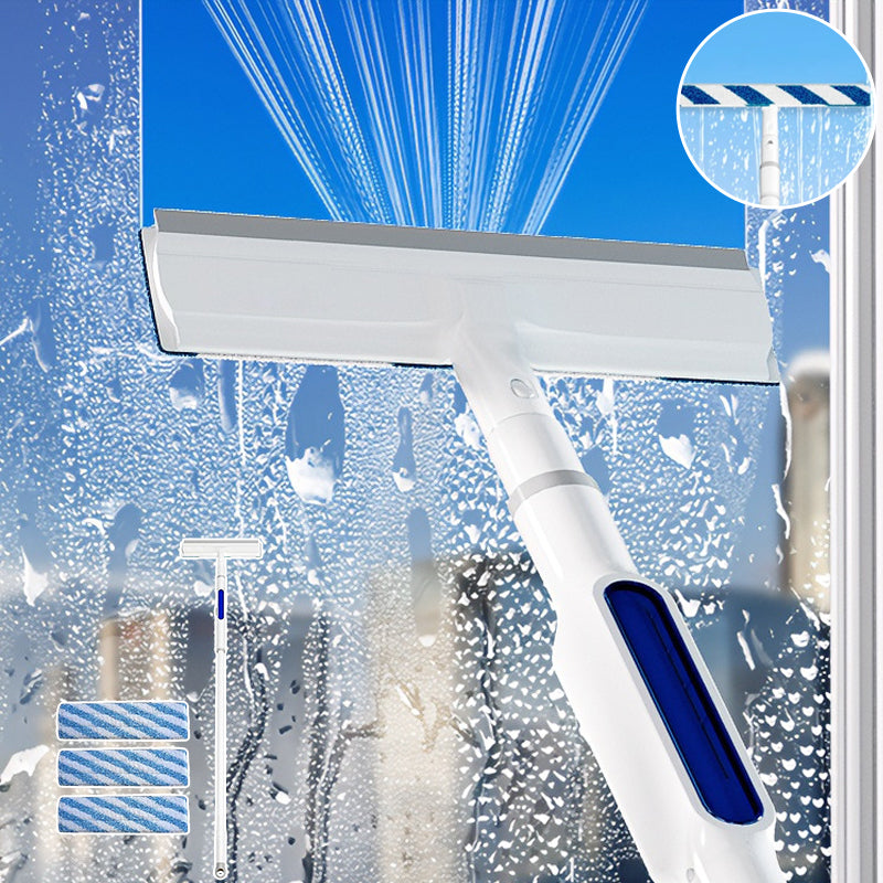 Kvinne vasker vinduer med teleskopisk vindusskrape og spray, for skinnende rene glass hjemme.