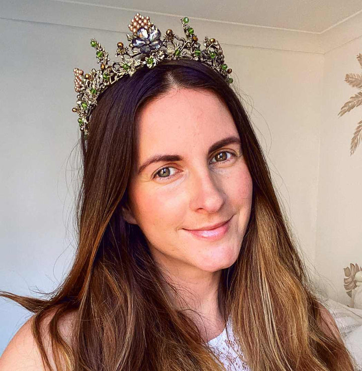 Luksuriøs skogdronning krone med skinnende krystaller og perler. Elegant hårtilbehør for en uforglemmelig look.