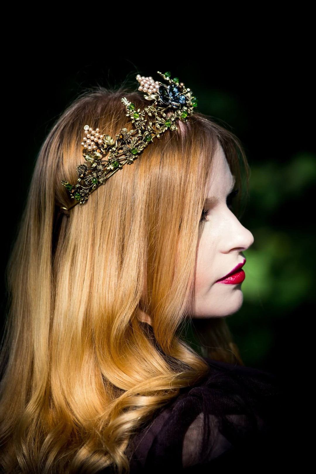 Sidevisning av elegant skogdronning tiara med krystaller og perler. Perfekt diadem til kvinner for fest og bryllup.