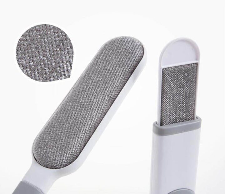 Hånd holder den ergonomiske Magisk Dyrehårfjerner, klar for effektiv pelsfjerning i hjemmet.