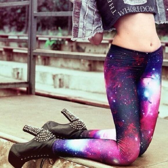 Detaljert bilde av galakse leggings for damer, viser levende 3D-trykk og mykt stretchstoff.