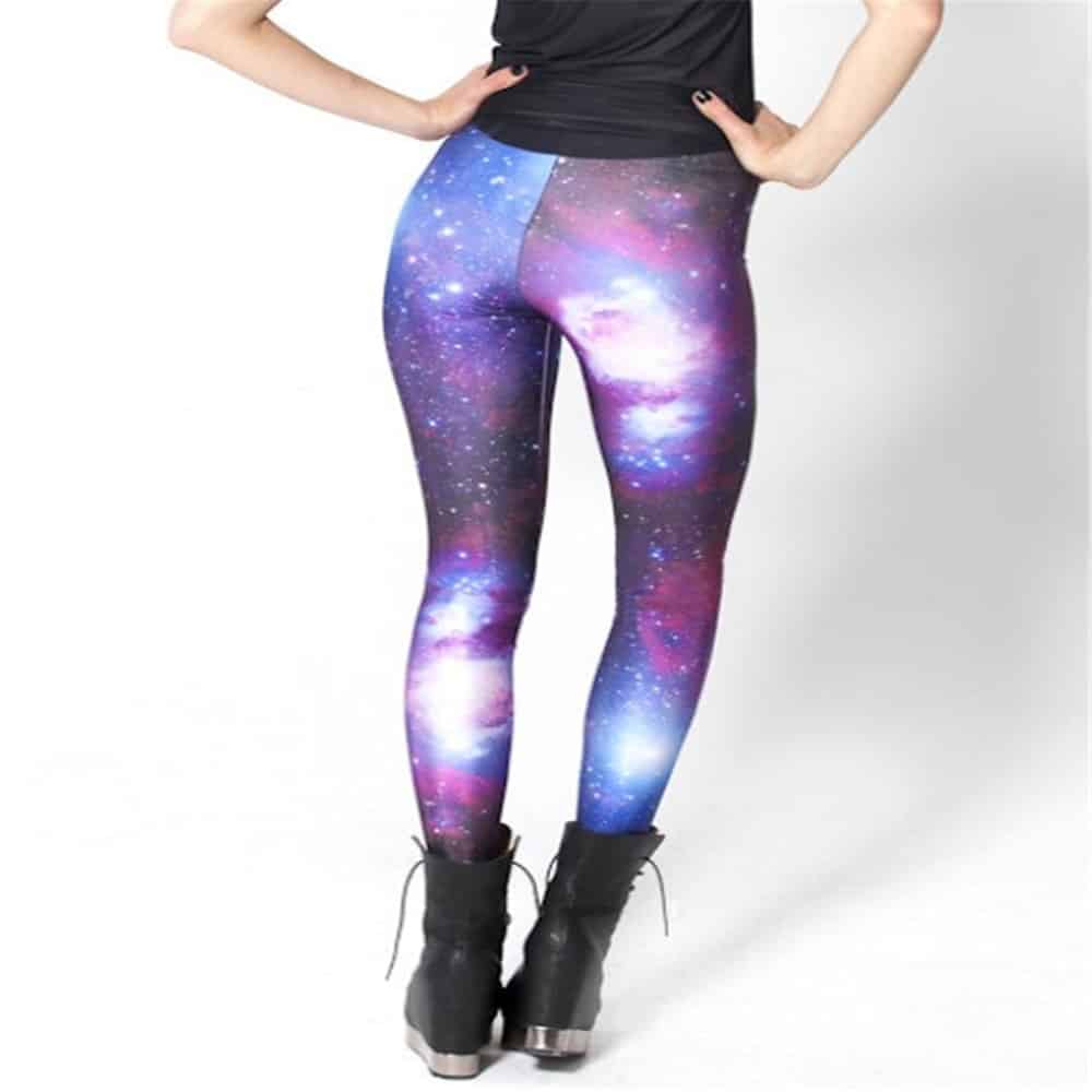 Høymidjede galakse leggings for damer, med pustende materiale og iøynefallende mønster.