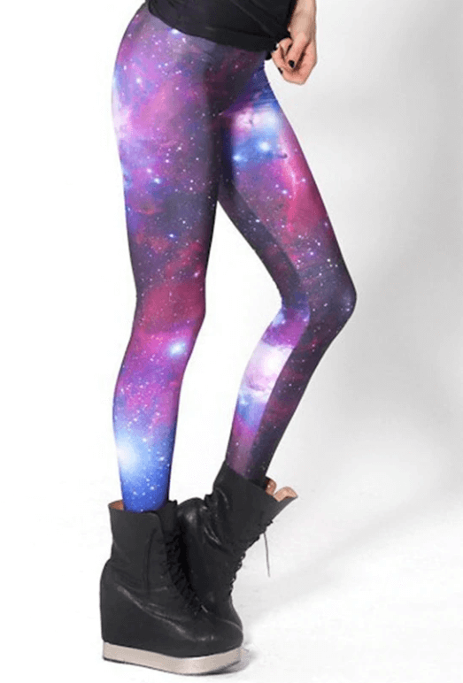 Modell iført dame galakse leggings med høy midje og levende 3D-trykk, for en dynamisk look.