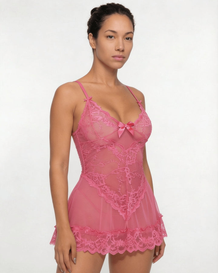Dame blonde chemise med g-streng, romantisk og sensuelt undertøy.