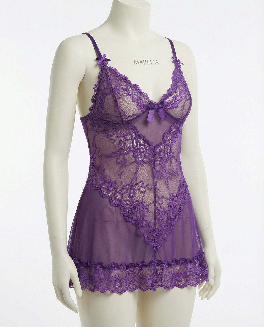 Elegant blonde chemise med justerbare stropper og matchende g-streng.