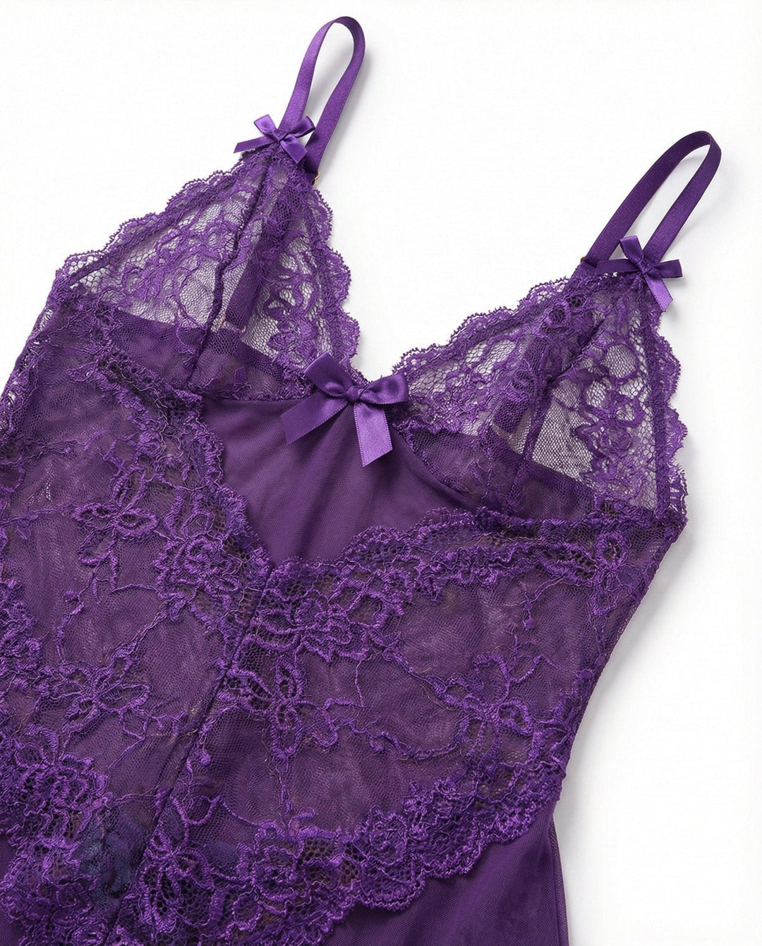 Dame nattøy: luksuriøs blonde chemise med g-streng og satengbånd.