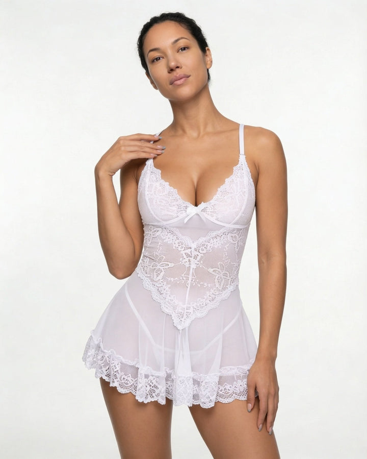 Forførende dame chemise i blonder og mesh, perfekt nattøy.