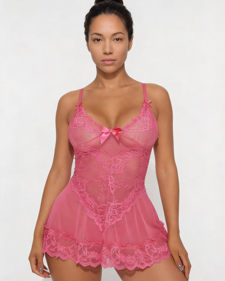 Forførende blonde negligee med matchende g-streng, luksuriøst nattøy.