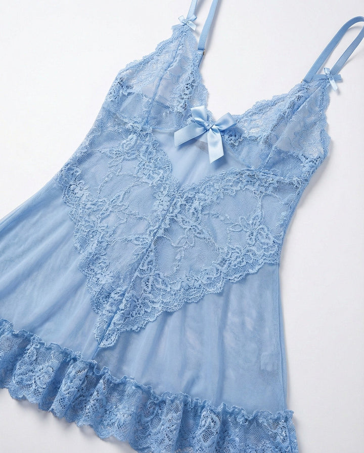 Elegant nattøy: dame chemise med fine blondekanter og g-streng.