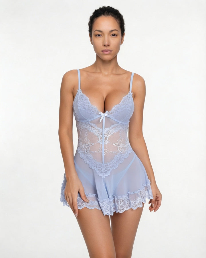 Figursydd blonde chemise, fremhever silhuetten med g-streng.